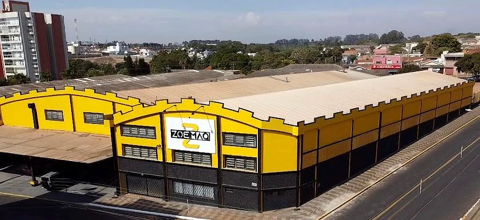 Fachada amarela e preta da Zoemaq na Rua Doutor José de Paula Castro